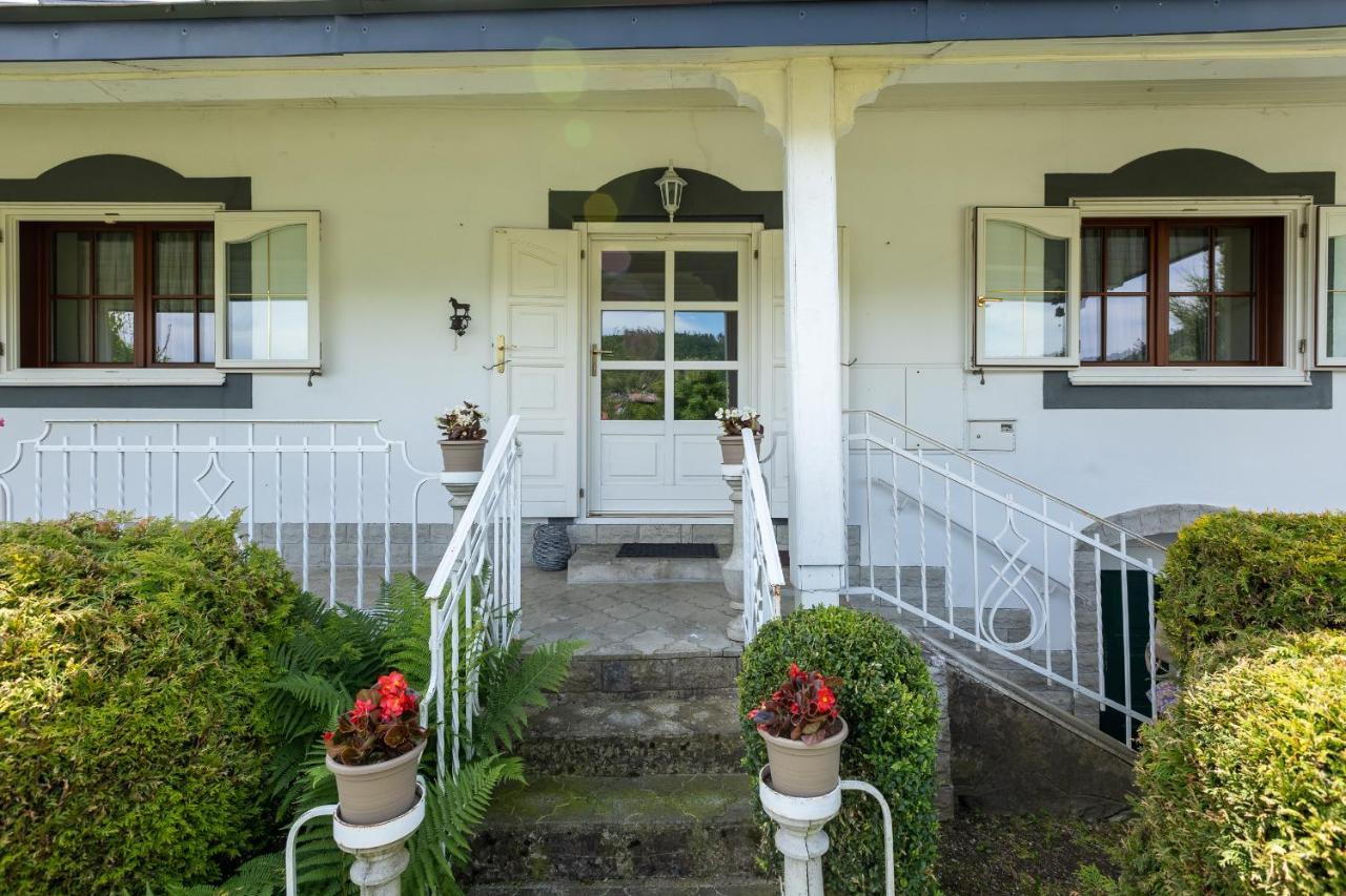 Villa Amalia, Centrum Banska Stiavnica, Parkovanie Pre 2 Auta, Velka Zahrada S Krbom, Cela Villa Amalia Pre 14 Osob Alebo Samostatne Nezavisle Prve Podlazie Villa Ama Pre 6 Osob Alebo Samostatne Nezavisle Podkrovie Villa Lia Pre 8 Osob,Pristup Cez Pi ภายนอก รูปภาพ