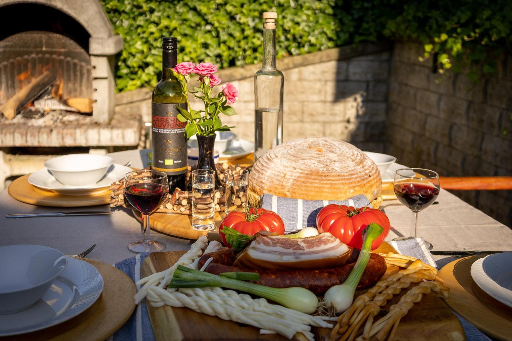Villa Amalia, Centrum Banska Stiavnica, Parkovanie Pre 2 Auta, Velka Zahrada S Krbom, Cela Villa Amalia Pre 14 Osob Alebo Samostatne Nezavisle Prve Podlazie Villa Ama Pre 6 Osob Alebo Samostatne Nezavisle Podkrovie Villa Lia Pre 8 Osob,Pristup Cez Pi ภายนอก รูปภาพ