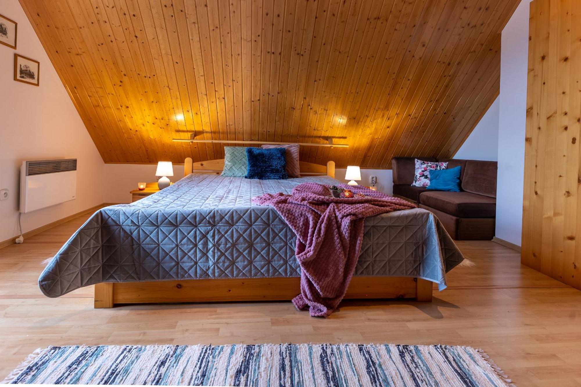 Villa Amalia, Centrum Banska Stiavnica, Parkovanie Pre 2 Auta, Velka Zahrada S Krbom, Cela Villa Amalia Pre 14 Osob Alebo Samostatne Nezavisle Prve Podlazie Villa Ama Pre 6 Osob Alebo Samostatne Nezavisle Podkrovie Villa Lia Pre 8 Osob,Pristup Cez Pi ภายนอก รูปภาพ