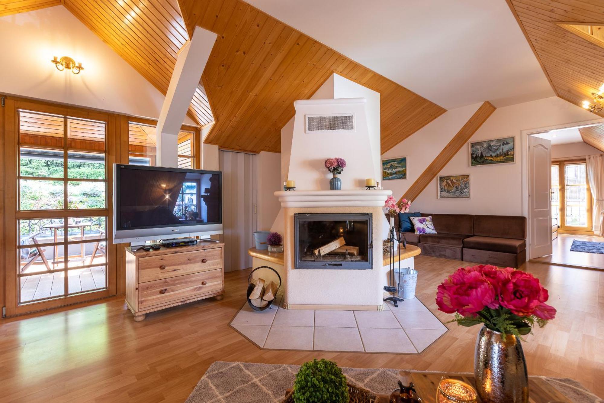 Villa Amalia, Centrum Banska Stiavnica, Parkovanie Pre 2 Auta, Velka Zahrada S Krbom, Cela Villa Amalia Pre 14 Osob Alebo Samostatne Nezavisle Prve Podlazie Villa Ama Pre 6 Osob Alebo Samostatne Nezavisle Podkrovie Villa Lia Pre 8 Osob,Pristup Cez Pi ภายนอก รูปภาพ