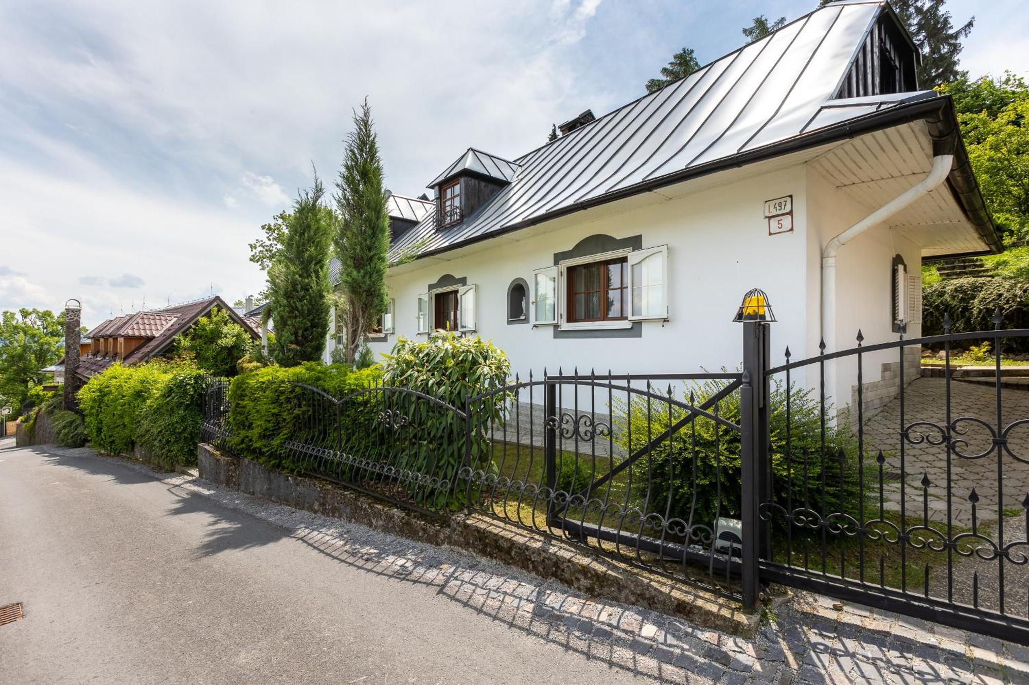 Villa Amalia, Centrum Banska Stiavnica, Parkovanie Pre 2 Auta, Velka Zahrada S Krbom, Cela Villa Amalia Pre 14 Osob Alebo Samostatne Nezavisle Prve Podlazie Villa Ama Pre 6 Osob Alebo Samostatne Nezavisle Podkrovie Villa Lia Pre 8 Osob,Pristup Cez Pi ภายนอก รูปภาพ
