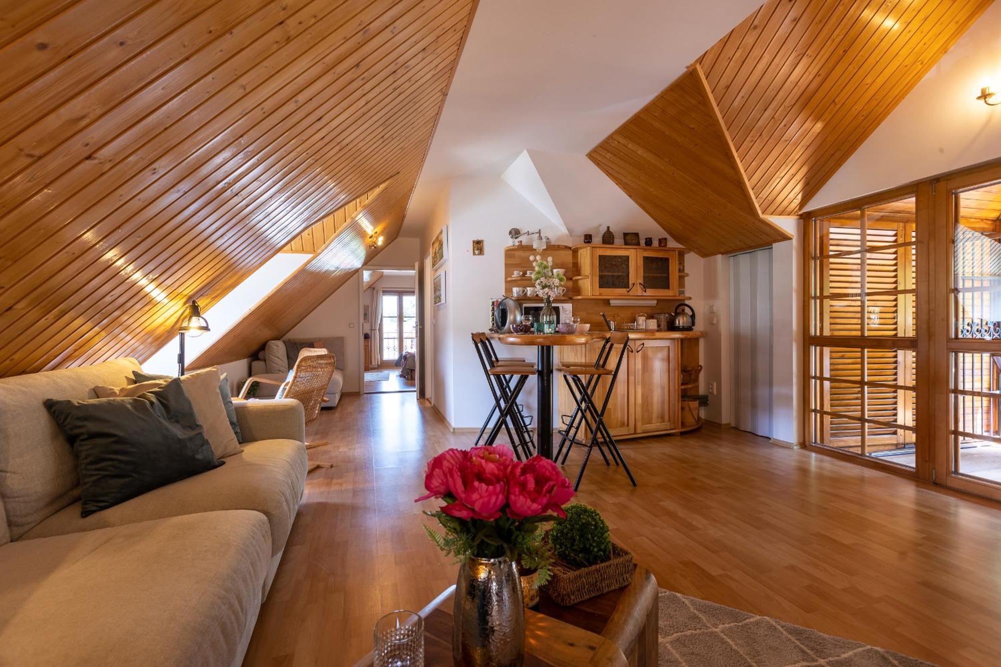 Villa Amalia, Centrum Banska Stiavnica, Parkovanie Pre 2 Auta, Velka Zahrada S Krbom, Cela Villa Amalia Pre 14 Osob Alebo Samostatne Nezavisle Prve Podlazie Villa Ama Pre 6 Osob Alebo Samostatne Nezavisle Podkrovie Villa Lia Pre 8 Osob,Pristup Cez Pi ภายนอก รูปภาพ